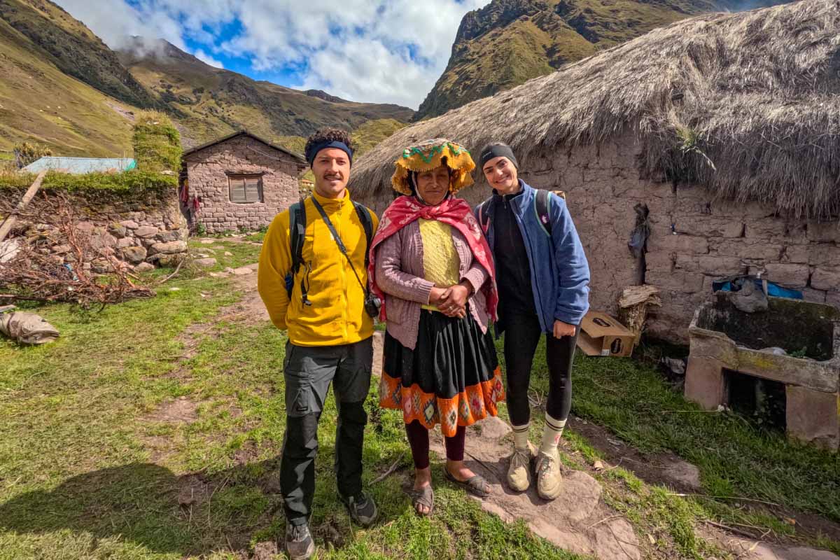 Tourist couple with a Andean woman | TreXperience