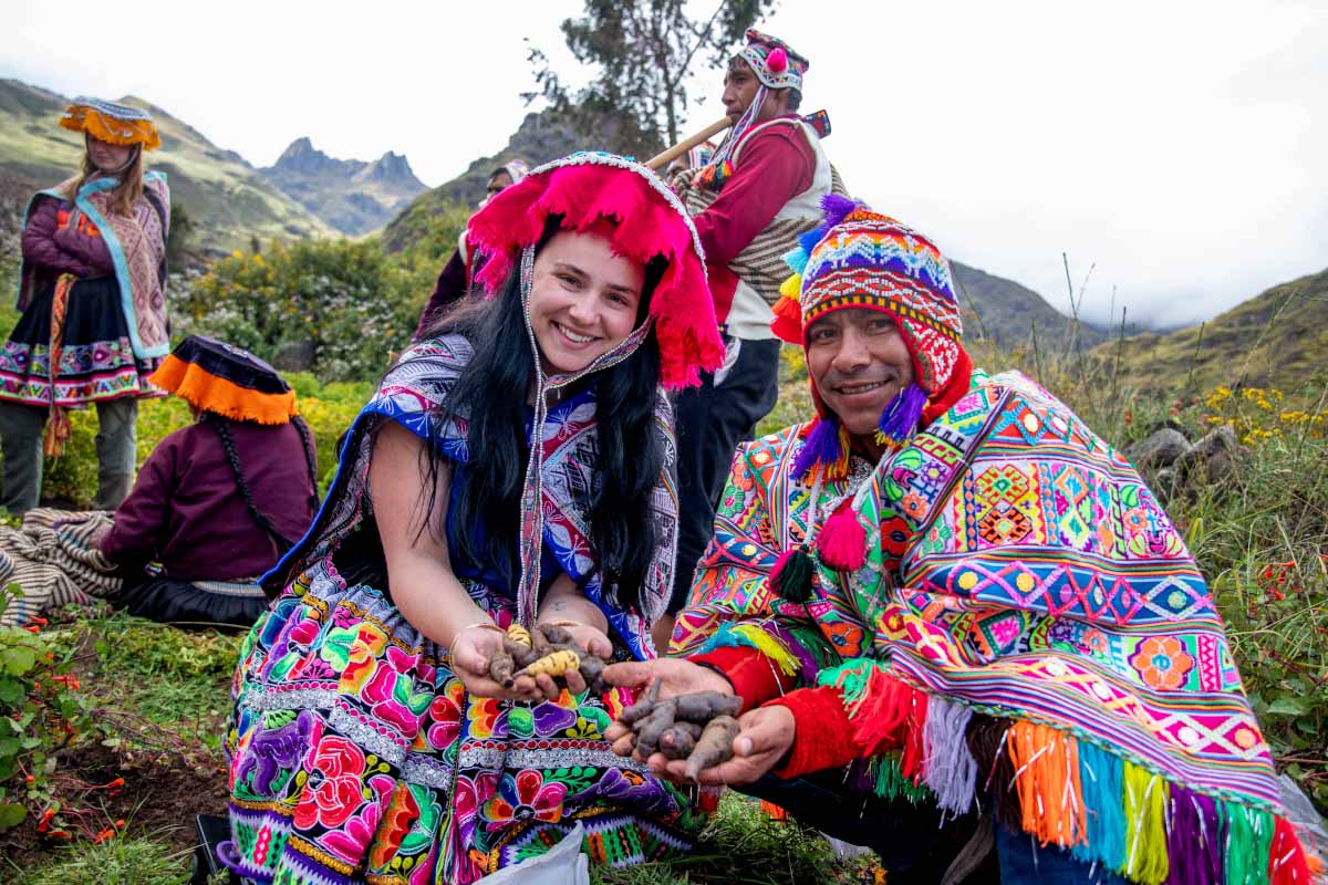 Turista con traje andino junto a un Chamán | TreXperience