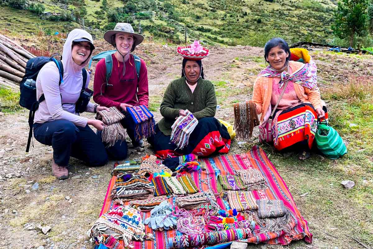 Tourists looking at handcrafted Andean looms | TreXperience