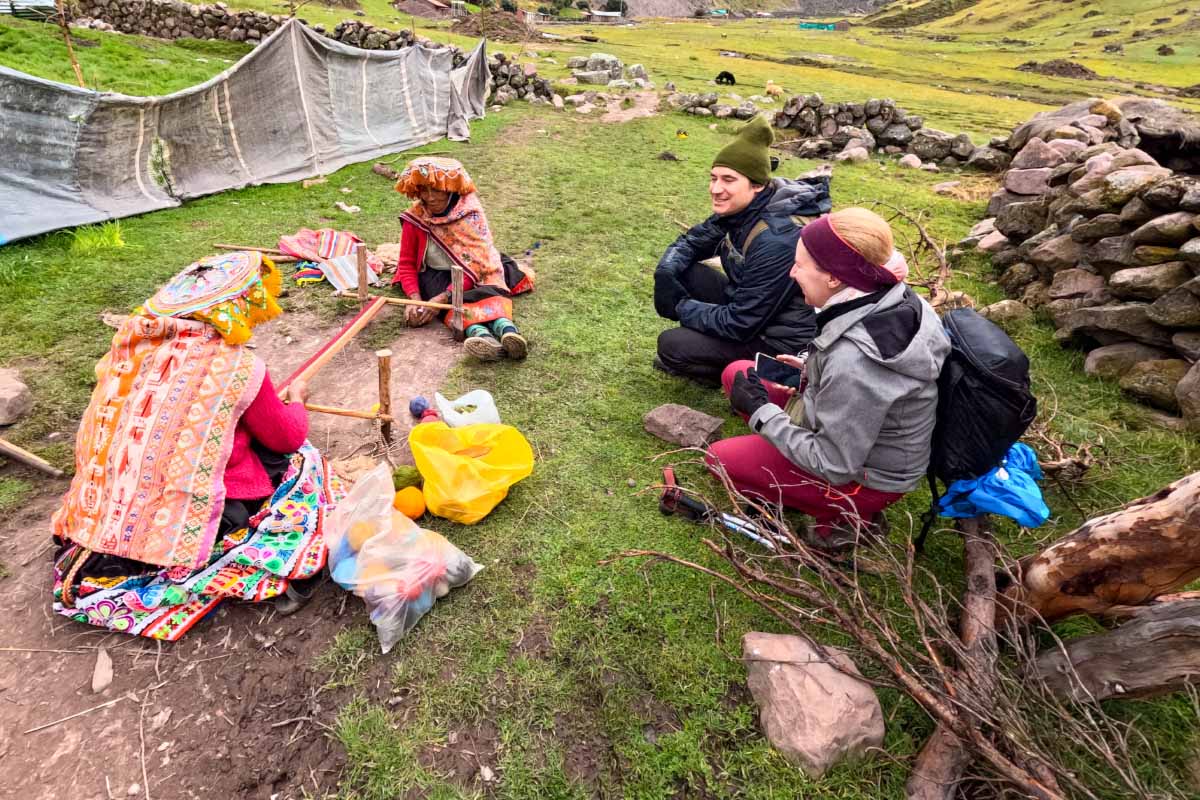 Tourists watching the traditional Andean weaving technique | TreXperienc