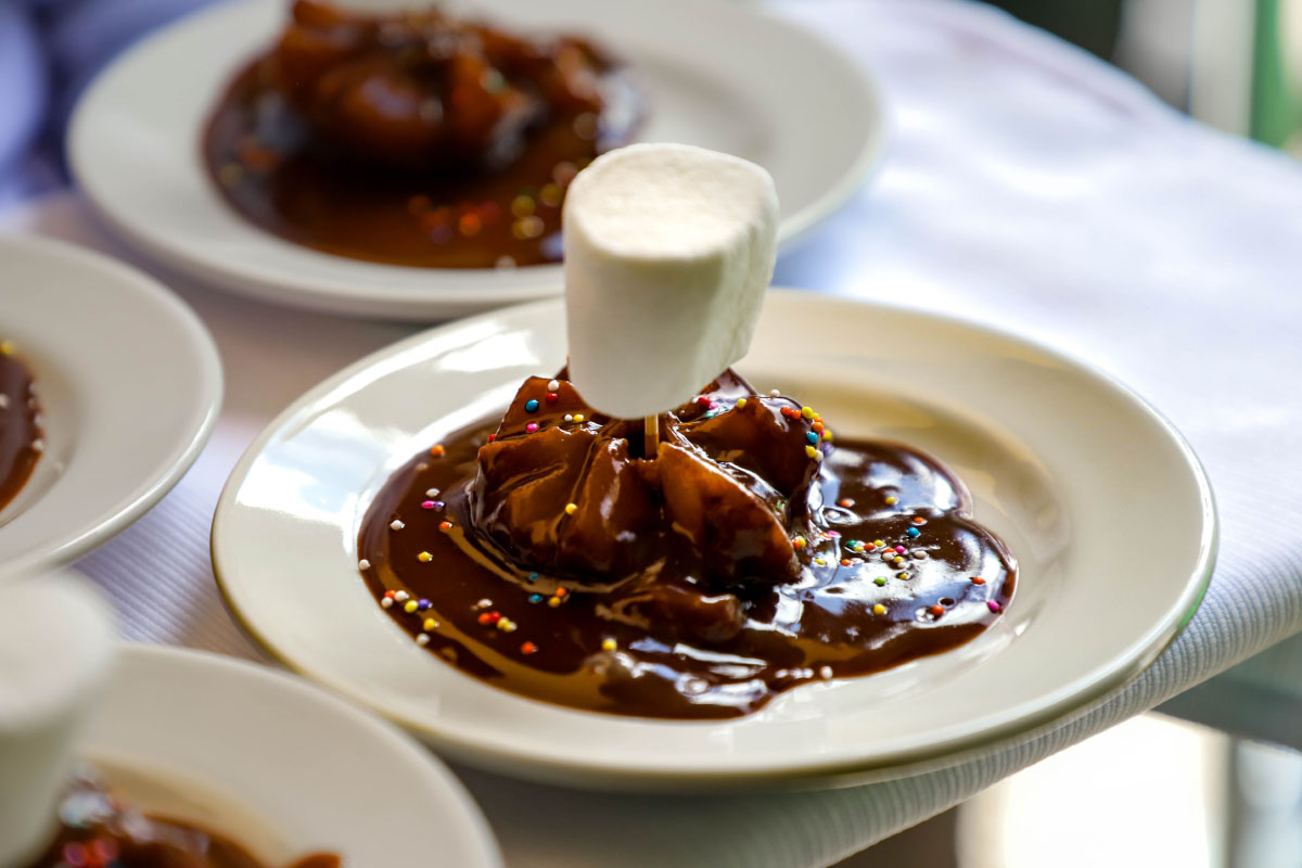 Peruvian dessert plate presented on a table | TreXperience