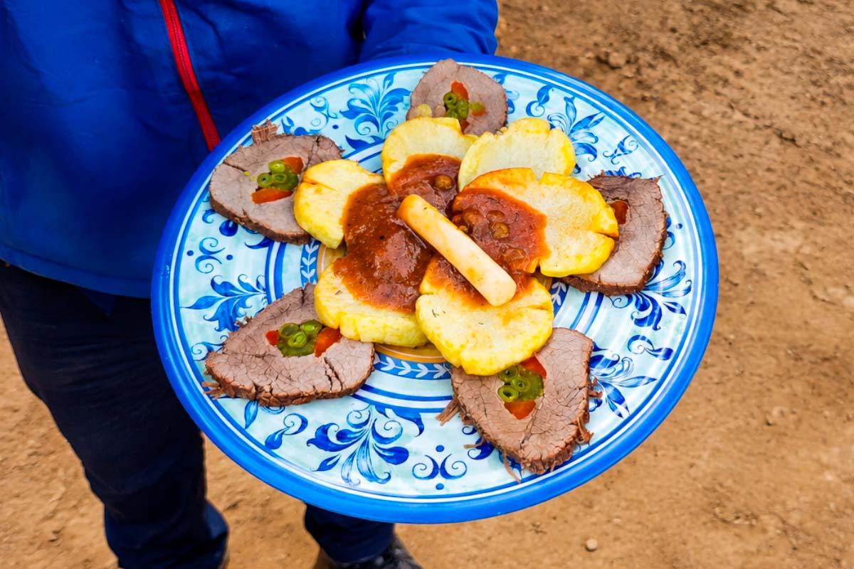 Plato decorado con varias porciones de comida servida y acompañamientos de diferentes colores | TreXperience