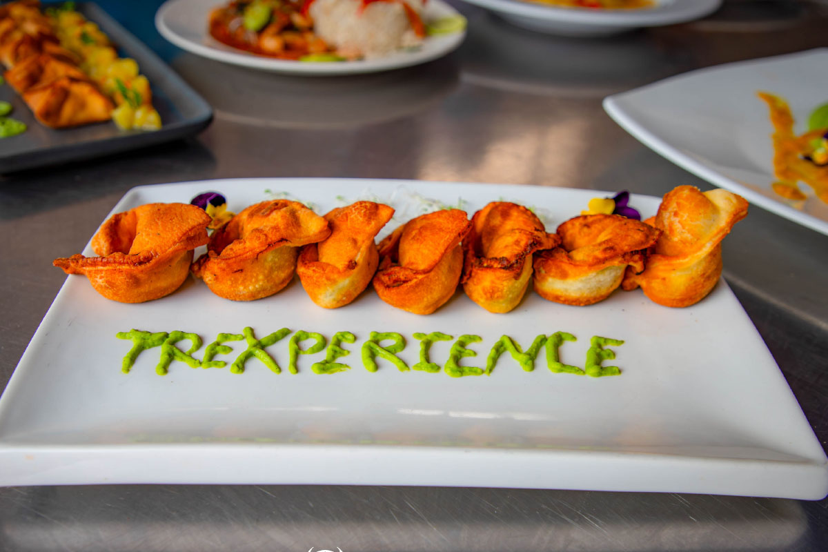 Presentación de bocaditos durante la capacitación de cocineros de TreXperience | TreXperience