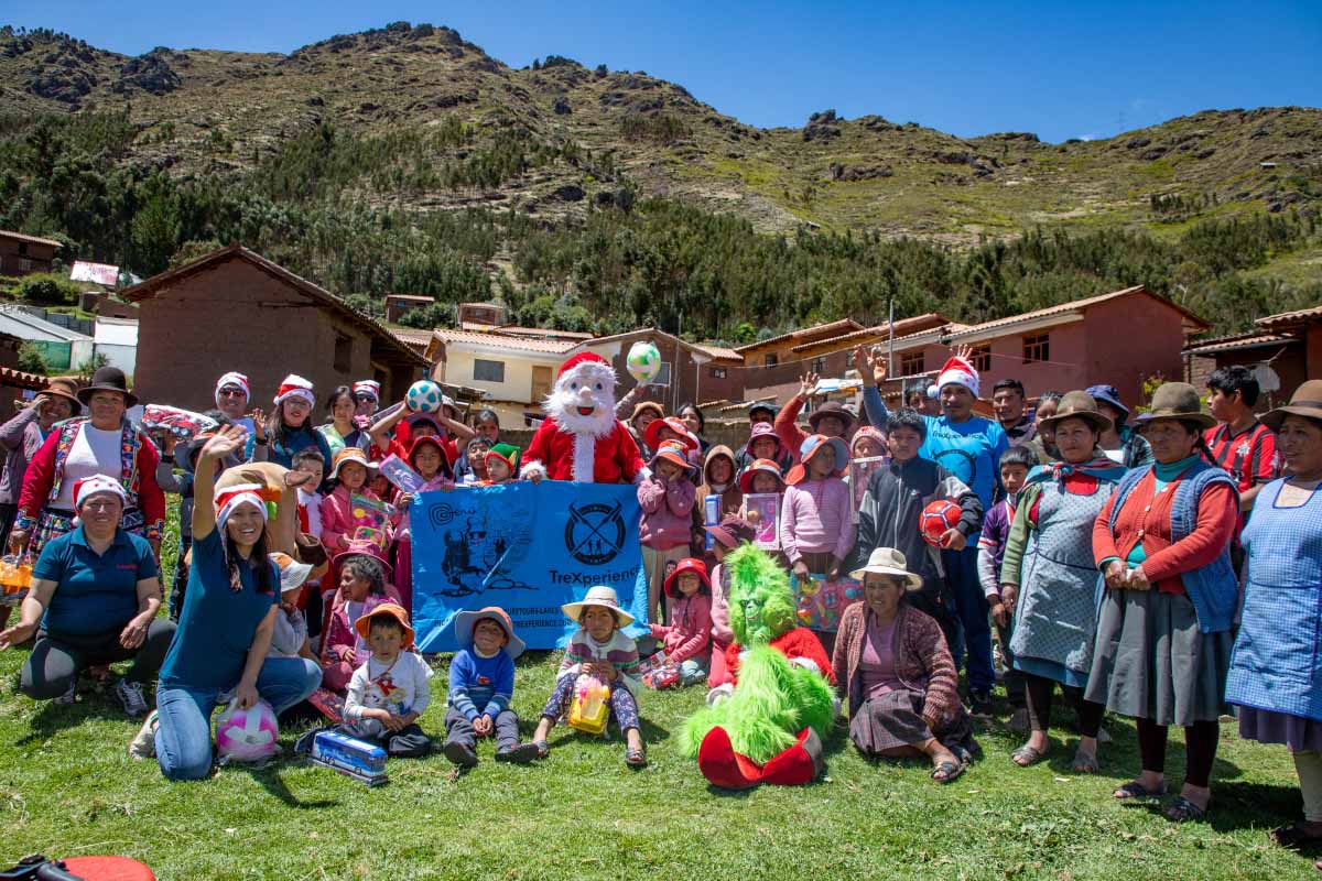 Niños, el Grinch, Santa Claus y personal de TreXperience posando para la foto