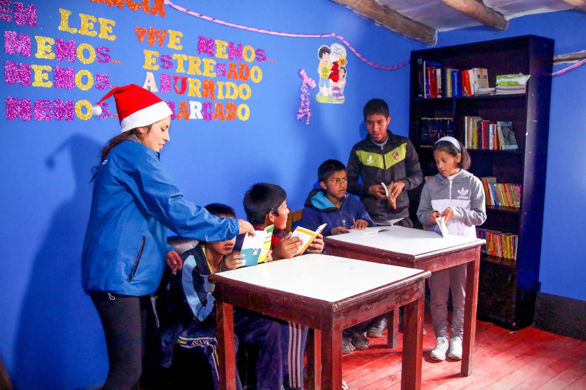 Biblioteca comunitaria donada a la escuela de Cachicata por TreXperience Biblioteca comunitaria donada a la escuela de Cachicata por TreXperience