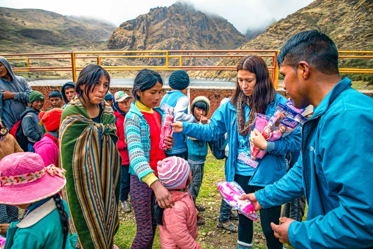 Personal de TreXperience reaprtiendo muñecas a las niñas | TreXperience