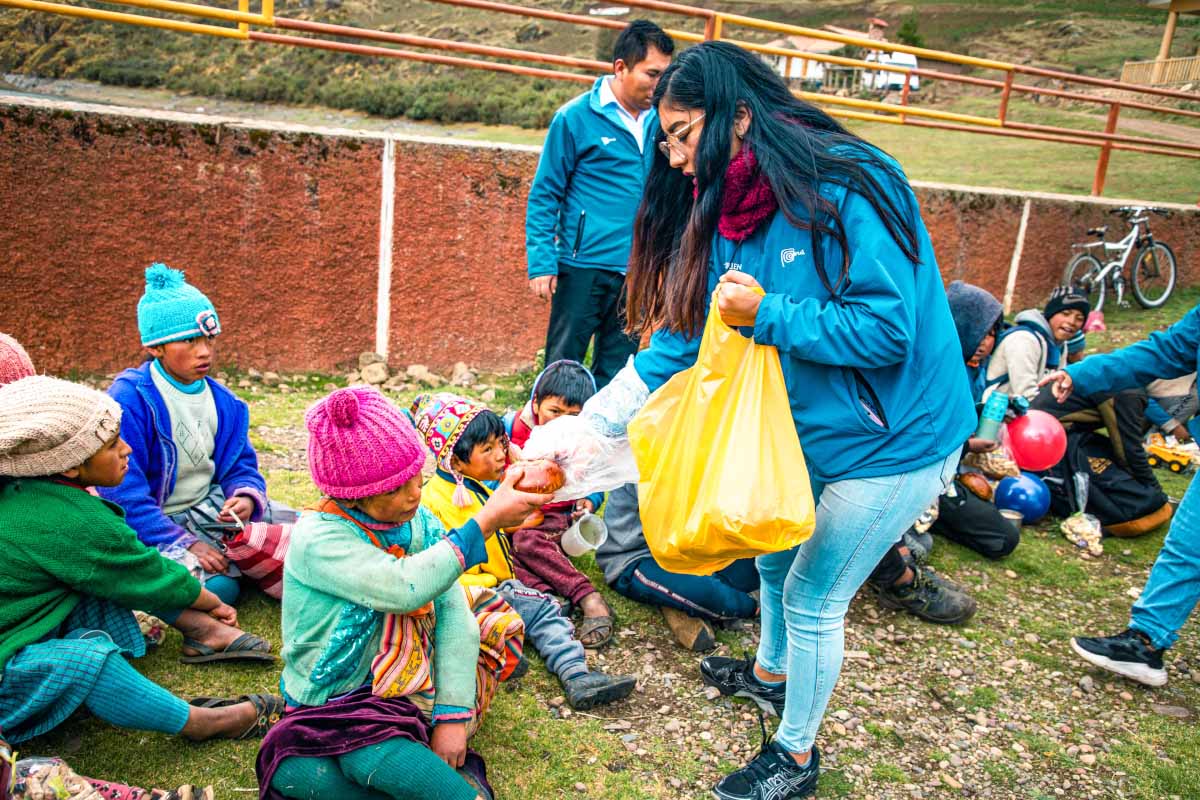 Personal de TreXperience reaprtiendo jueguetes a los niños de Huacahuasi