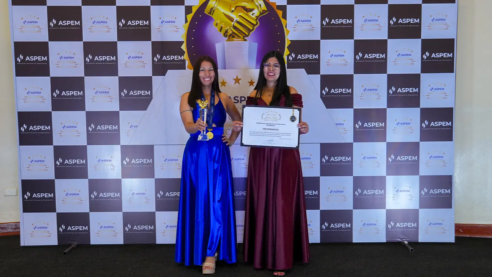 TreXperience staff with the Innova award | TreXperience TreXperience staff with the Innova award | TreXperience