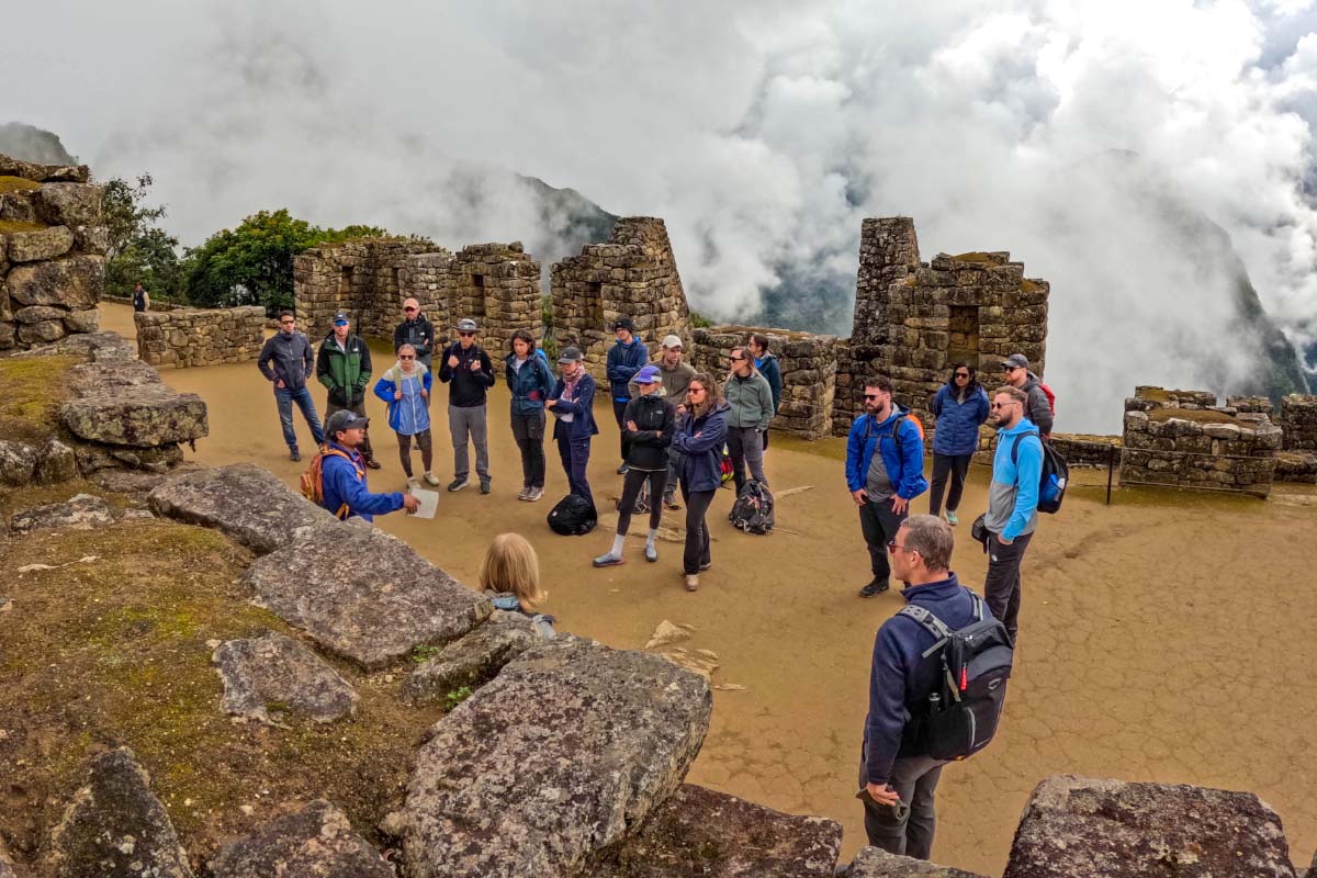 Guía de TreXperience con su grupo en Machu Picchu Guía de TreXperience con su grupo en Machu Picchu