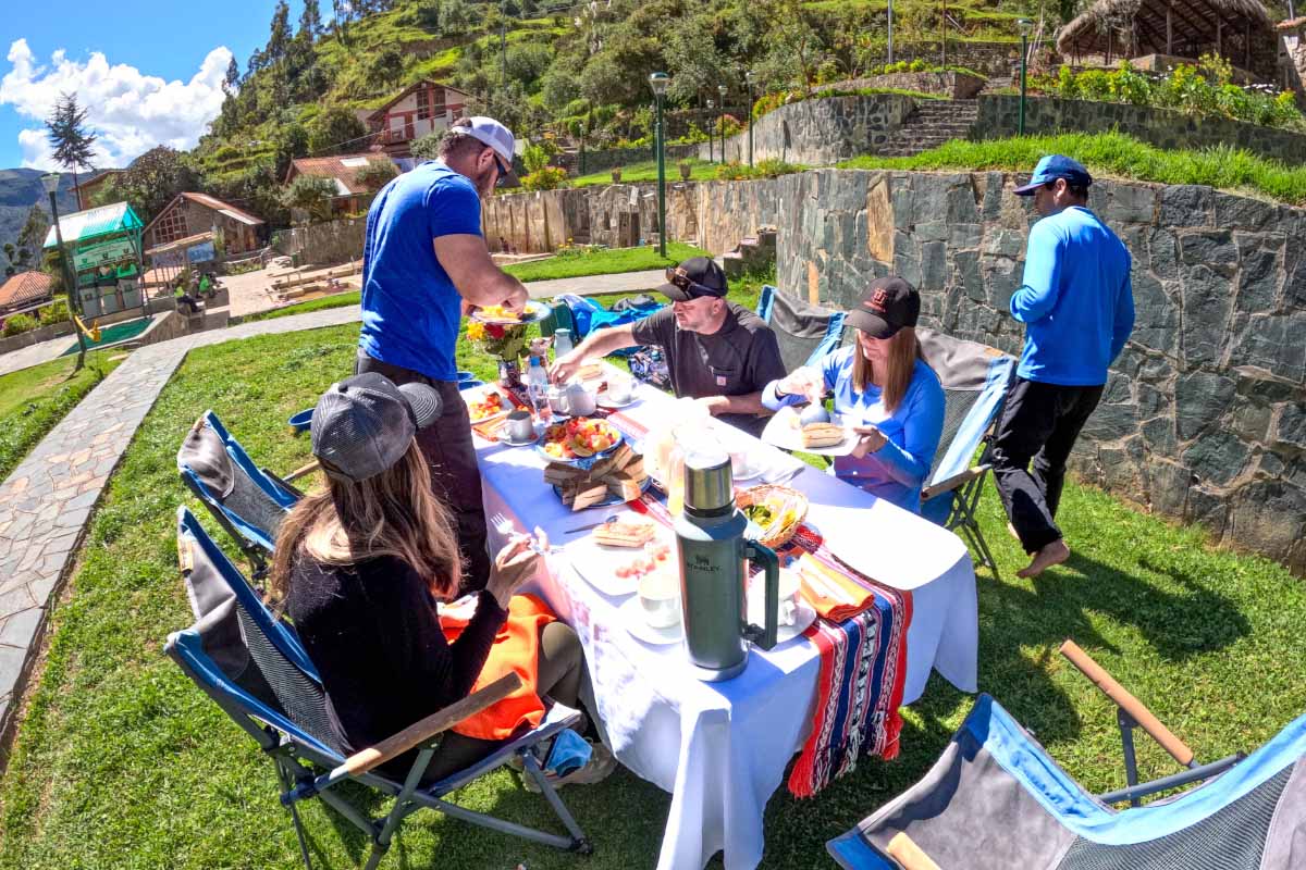 Tourists gathered around outdoor tables | TreXperience