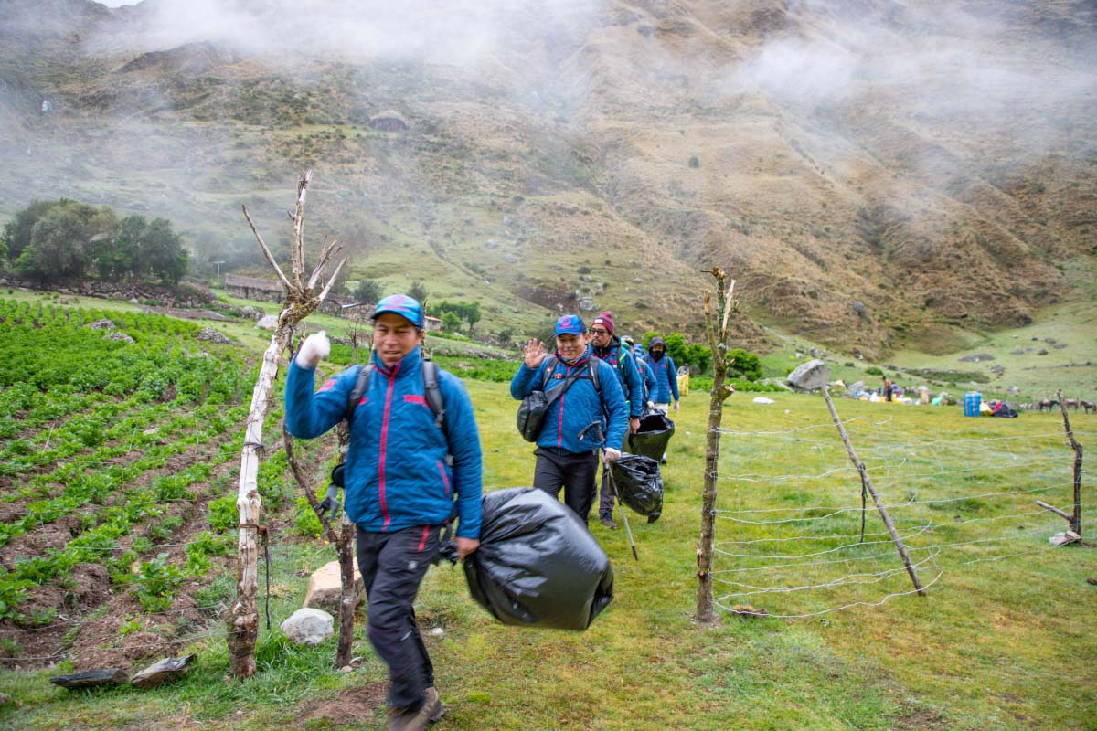 Trexperience staff cleaning the route 6 og the Inca Trail network Trexperience staff cleaning the route 6 og the Inca Trail network