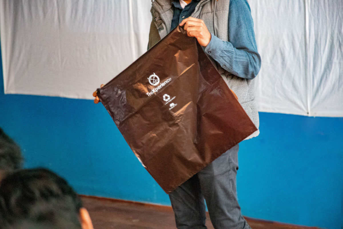 TreXperience waste bag during the training to guides and porters TreXperience waste bag during the training to guides and porters