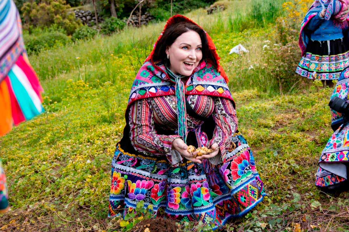 Woman posing with ulluco in her hands | TreXperience