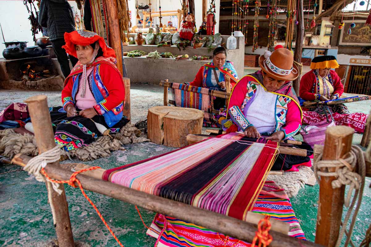 Female weavers working on traditional looms in the Sacred Valley | TreXperience