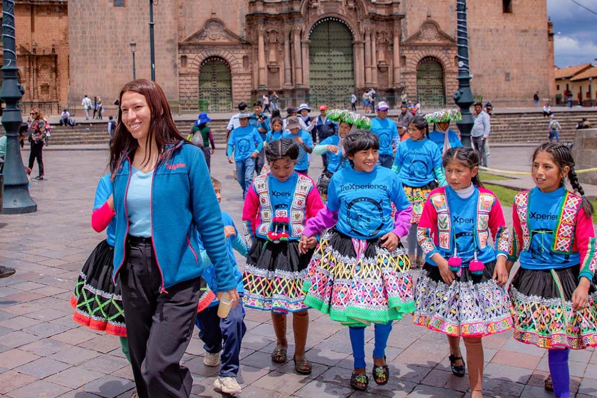 Paseo por el Cusco con niñas andinas Ñinas andinas recorriendo la ciudad del Cusco | TreXperience