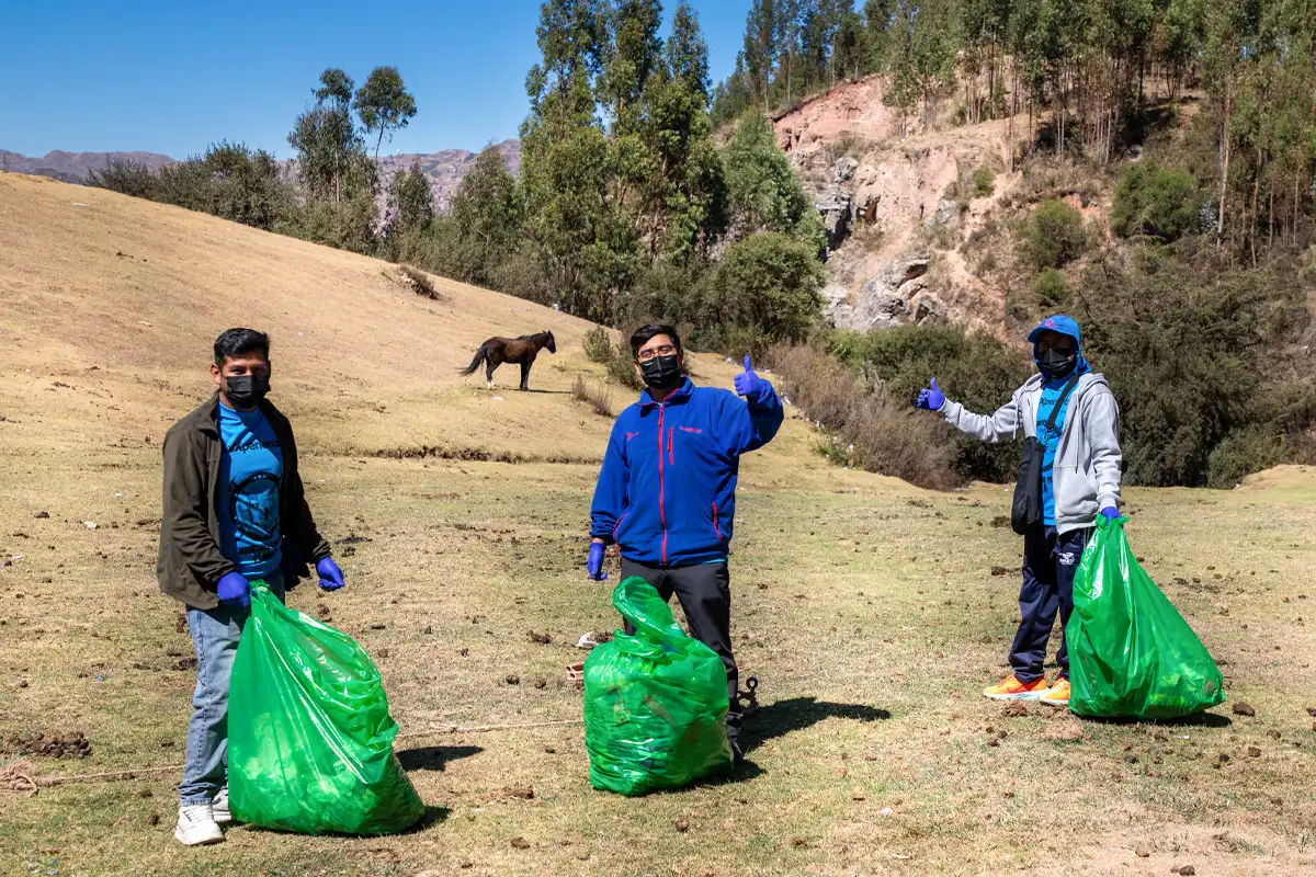 Recoleccion de basura durante la campaña de Limpieza de Sacsayhuaman impulsado por TreXperience | TreXperience