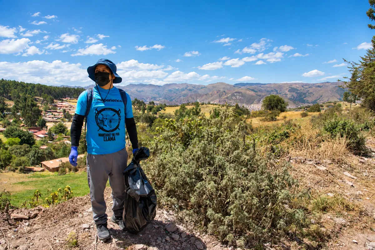 Compromiso con el turismo sostenible en Peru durante la Campaña de Limpieza de Sacsayhuaman con TreXperience | TreXperience