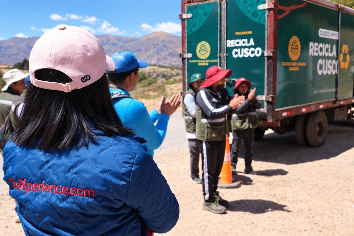 TreXperience Compromiso ambiental con el turismo sostenible en Cusco durante la Campaña de Limpieza de Sacsayhuaman | TreXperience