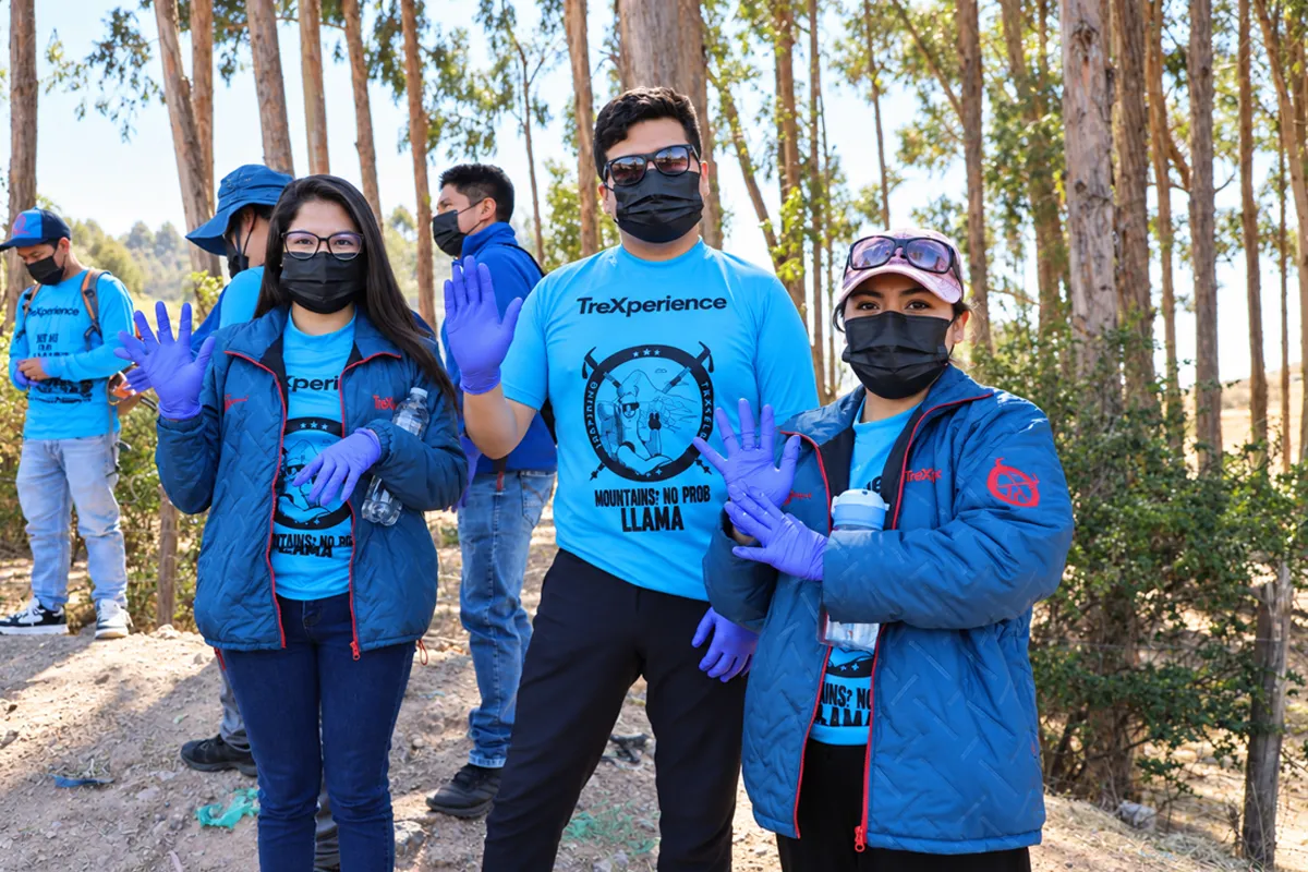 Equipo de TreXperience en Campaña de Limpieza Sacsayhuaman | TreXperience