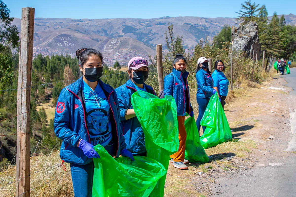 Compromiso de TreXperience durante la Campaña de Limpieza de Sacsayhuaman | TreXperience