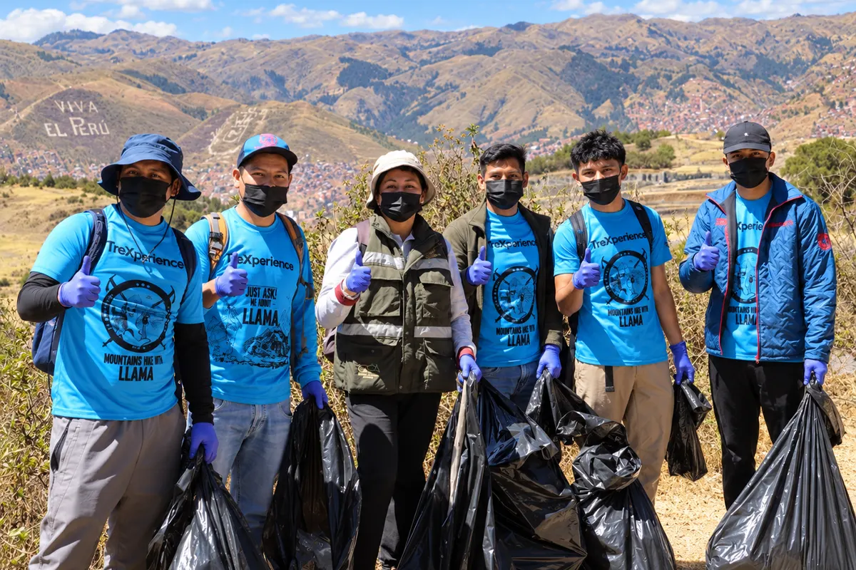 Equipo de TreXperience durante la campaña de Limpieza de Sacsayhuaman | TreXperience