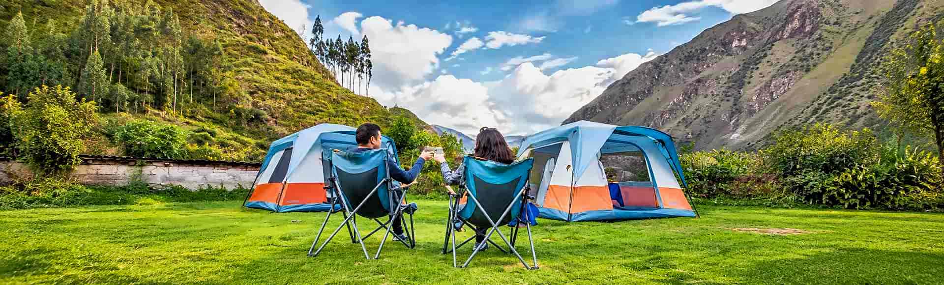 Viajeros llegando a un campamento de lujo de TreXperience con carpas amplias camino a Machu Picchu