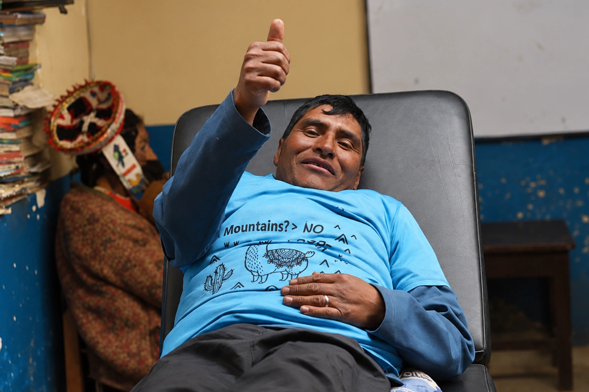 Porteador recostado en una silla clínica sonríe y hace un gesto de aprobación con el pulgar levantado durante la intervención dental en la campaña dental de TreXperience Porteador recostado en una silla clínica sonríe y hace un gesto de aprobación con el pulgar levantado durante la intervención dental en la campaña dental de TreXperience | TreXperience