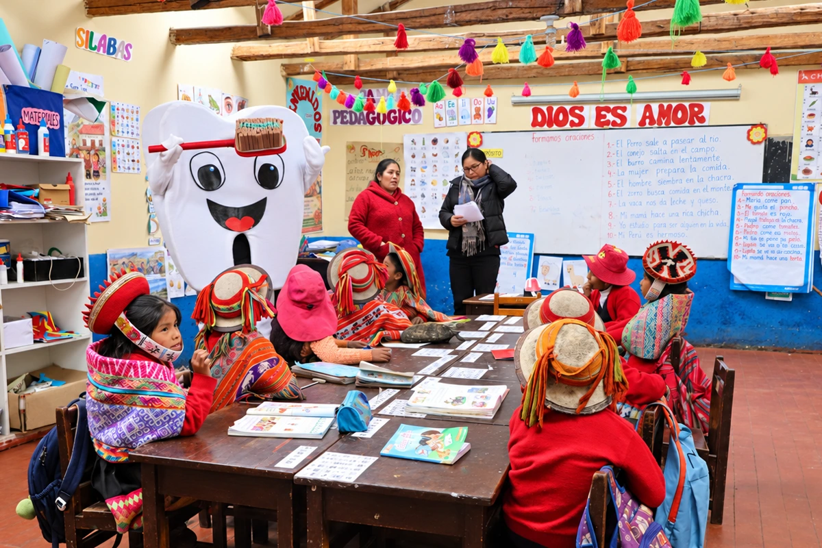 Niños con vestimenta tradicional reunidos en un aula junto a una mascota con forma de diente durante una actividad de educación oral Niños con vestimenta tradicional reunidos en un aula junto a una mascota con forma de diente durante una actividad de educación oral | TreXperience