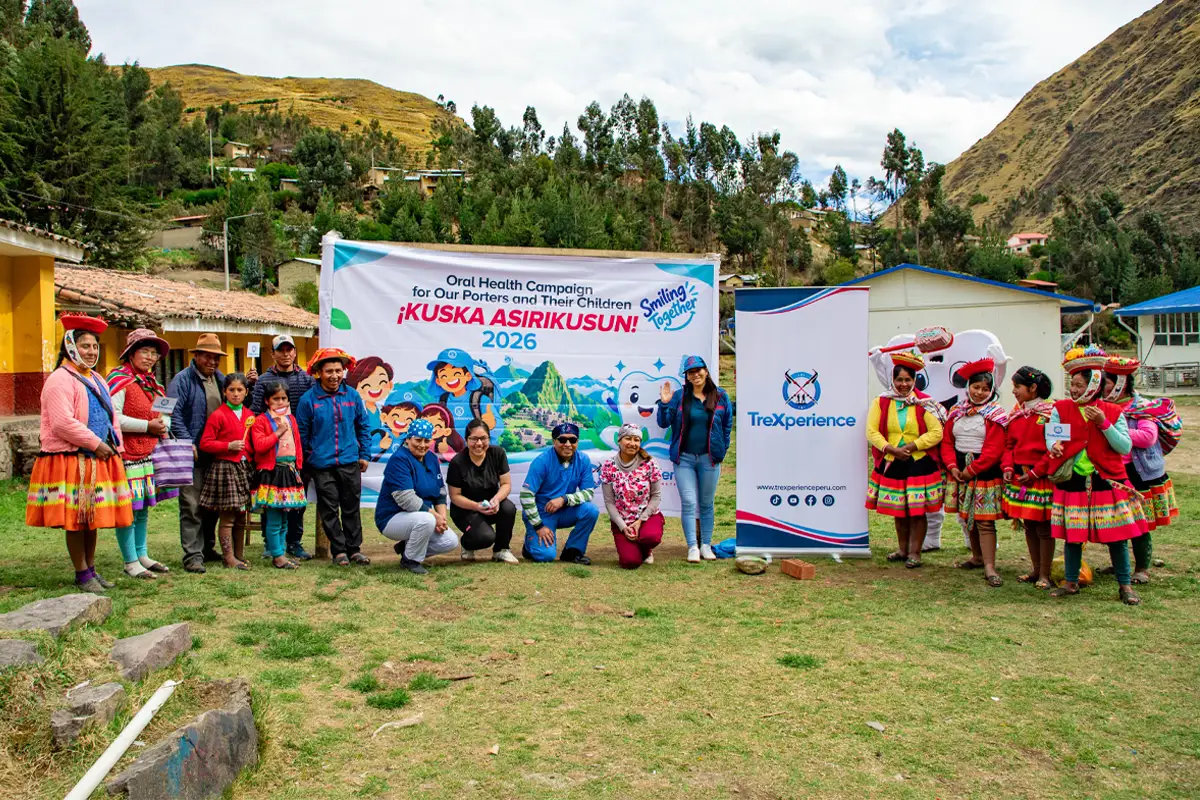 Grupo de adultos y niños del colegio de Patacancha durante la Campaña Dental de TreXperience Grupo de adultos y niños del colegio de Patacancha durante la Campaña Dental de TreXperience| TreXperience