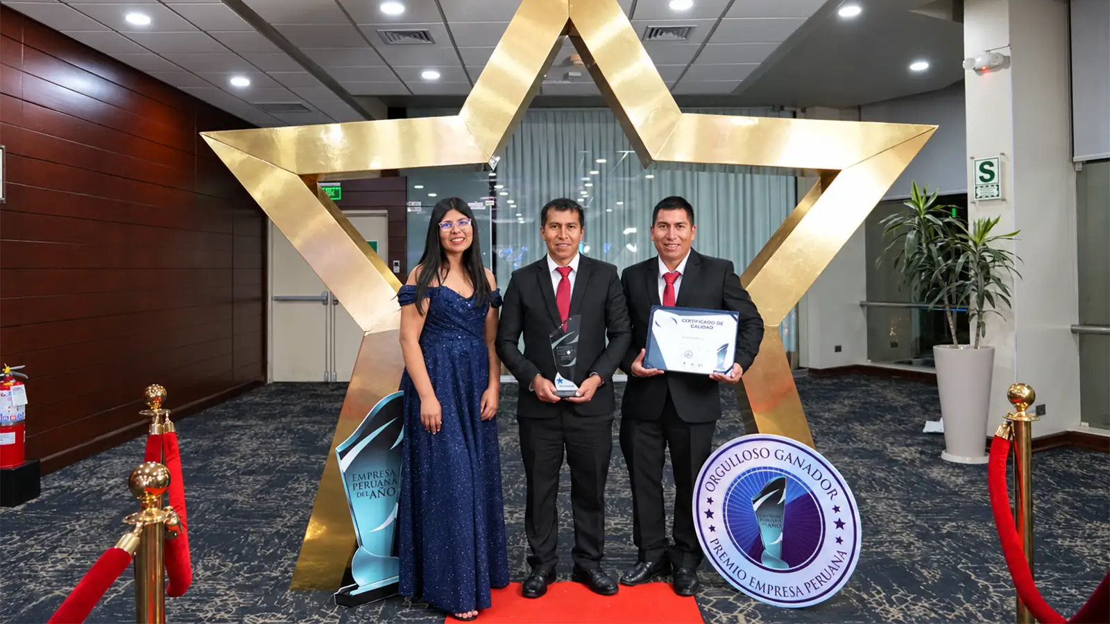 Gerentes de Operaciones y Marketing con el premio 2025 Gerentes de Operaciones y Marketing con el premio 2025