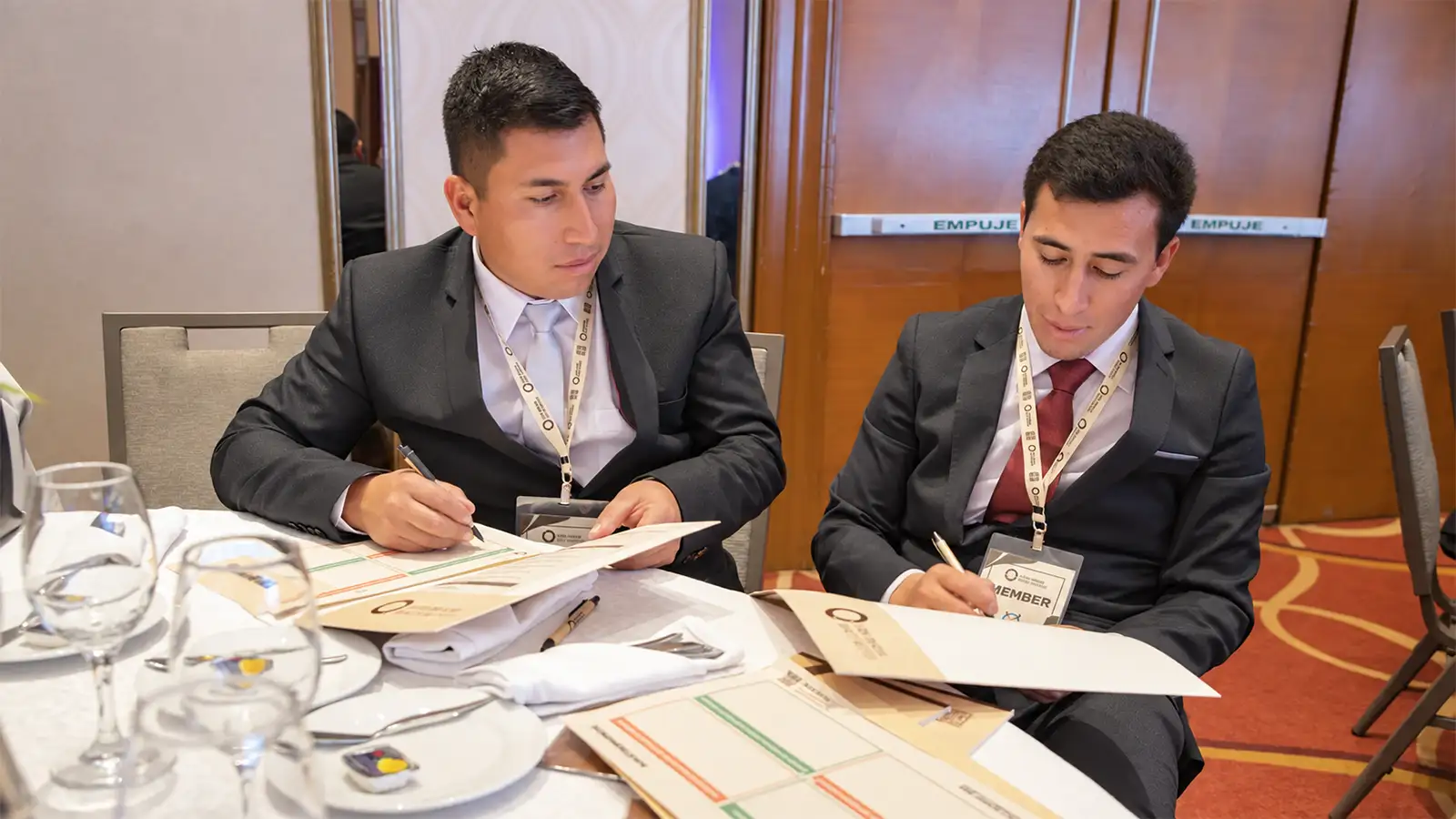 Gerentes de TreXperience firmando el documento de aceptación del premio LAQI 2025 Gerentes de TreXperience firmando el documento de aceptación del premio LAQI 2025