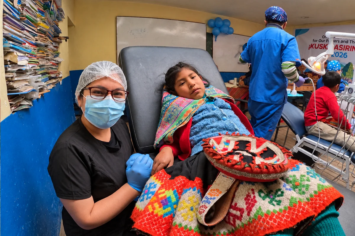 141 A female doctor with a young patient reclining in a dental chair during treatment at the TreXperience dental campaign 141 A female doctor with a young patient reclining in a dental chair during treatment at the TreXperience dental campaign | TreXperience