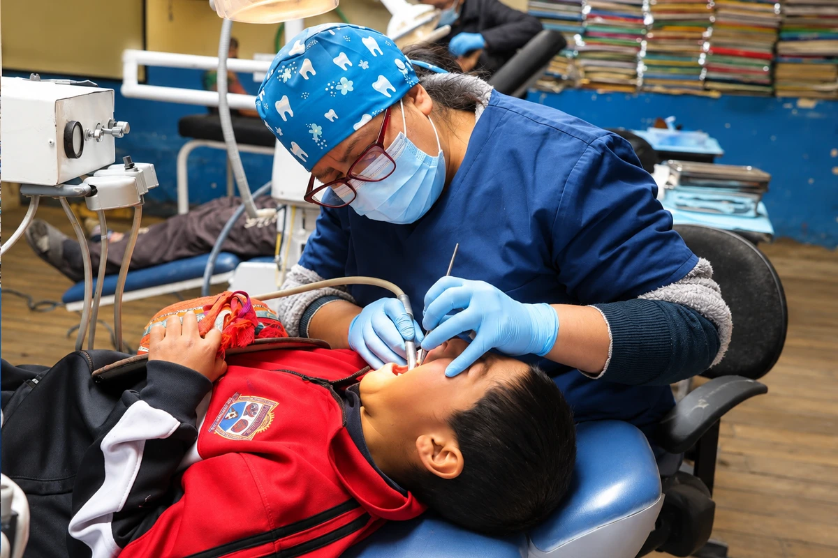 Doctor realiza un procedimiento dental a un niño durante Campaña dental de TreXperience Doctor realiza un procedimiento dental a un niño durante Campaña dental de TreXperience | TreXperience