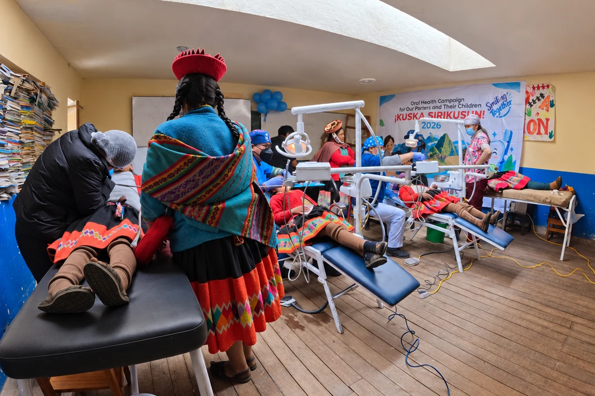 Atención dental en una sala equipada durante una campaña de salud oral de TreXperience Atención dental en una sala equipada durante una campaña de salud oral de TreXperience | TreXperience