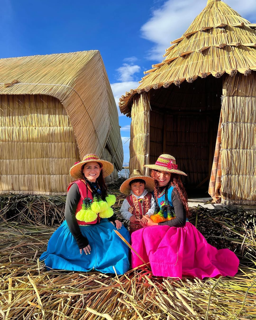 Turistas en las islas flotantes de los Uros, Lago Titicaca | TreXperience