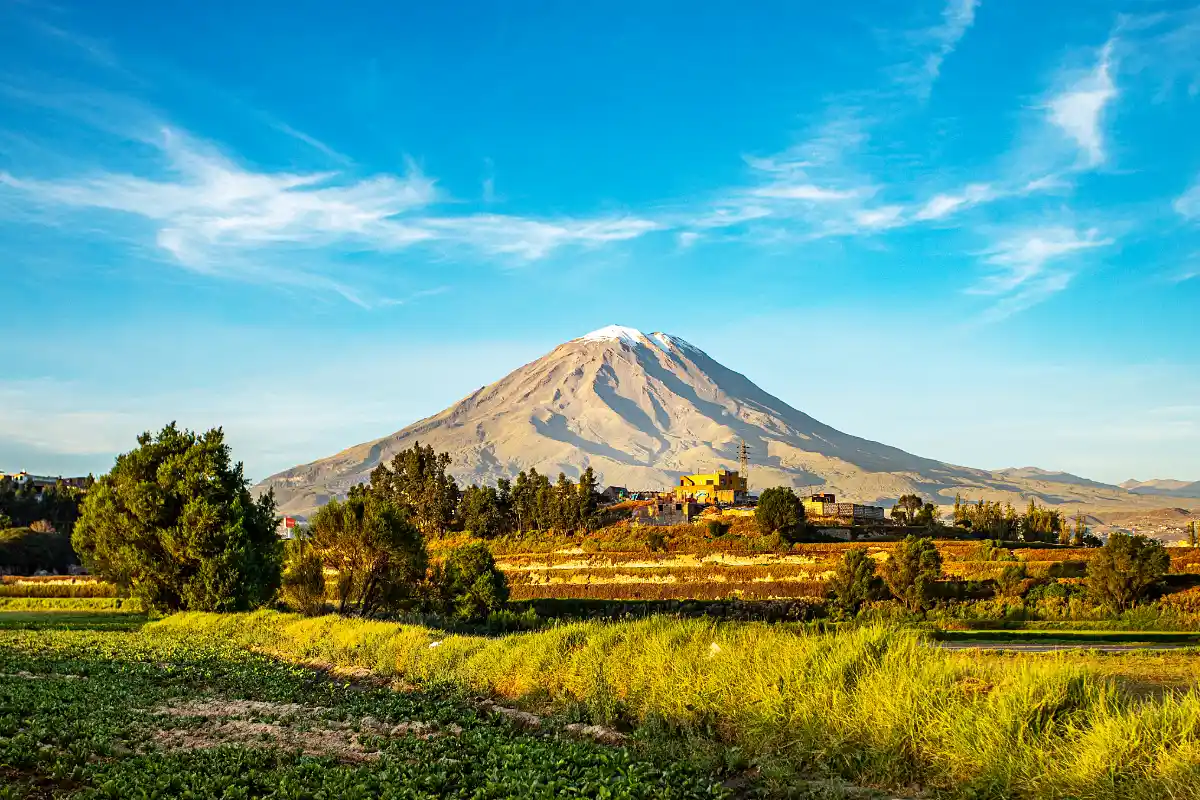 Volcán Misti y campos de Arequipa