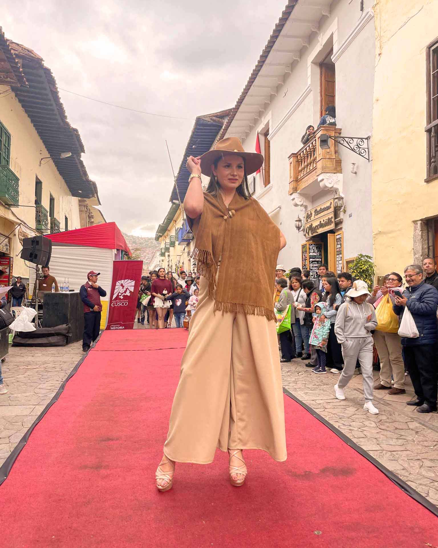 A woman in Cusco with poncho | TreXperience