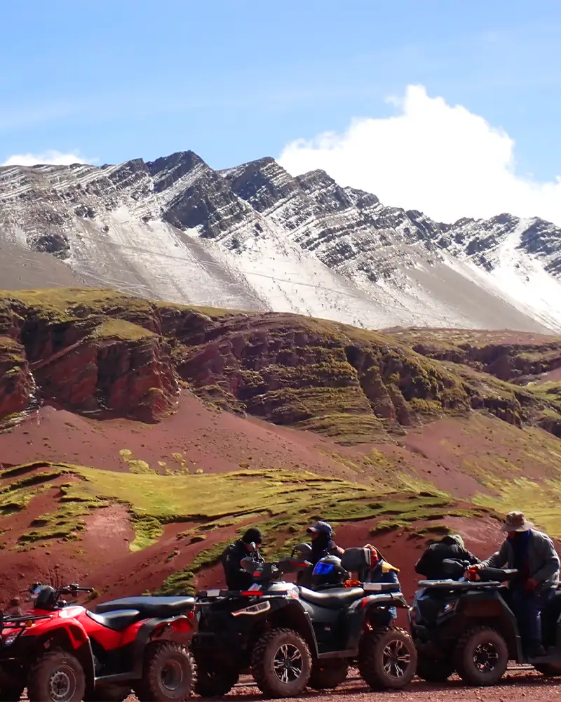 Cuatrimotos en la base de Vinicunca
