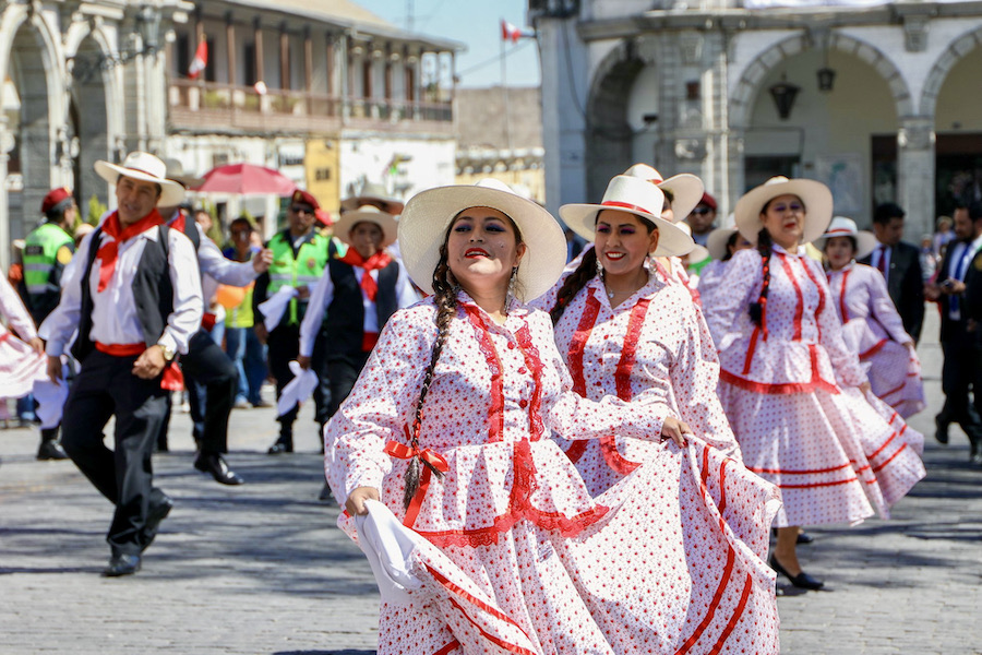 Women dancing in Arequipa Peru - Arequipa celebrates anniversary | TreXperience