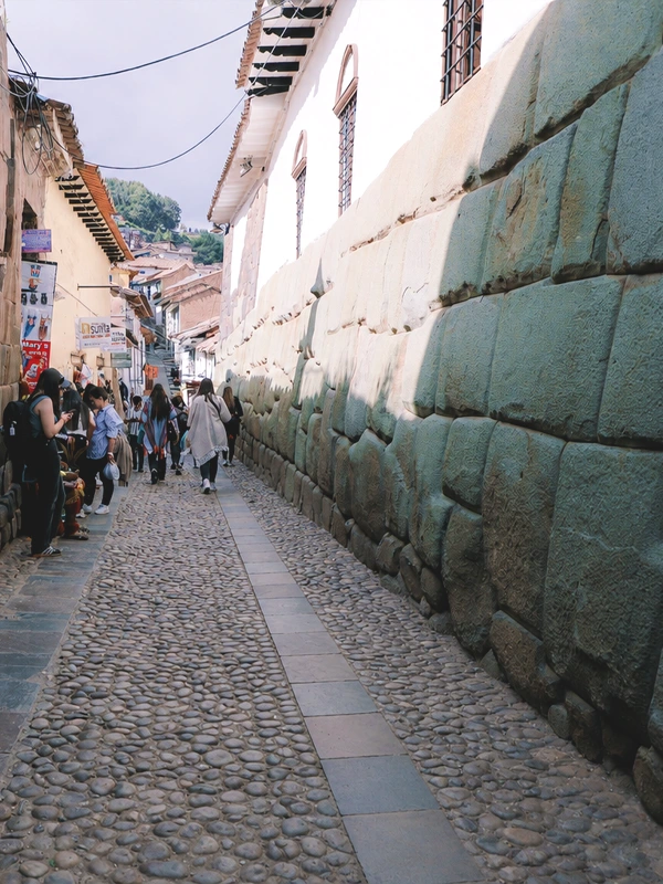 Calle hatunrumiyoc Cusco calle de la piedra de los doce angulos | TreXperience