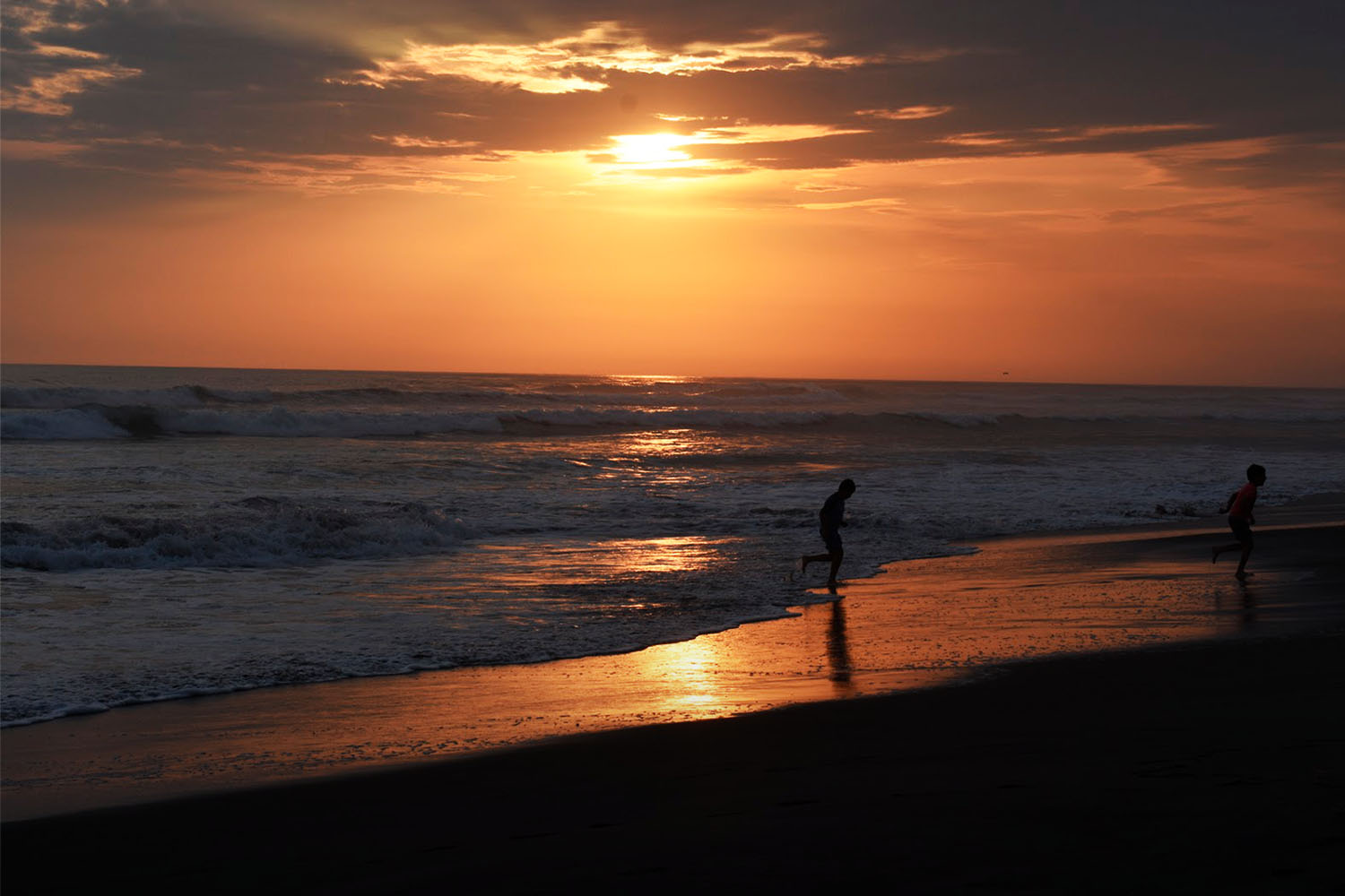 Sunset Camana beach in Arequipa Peru | TreXperience