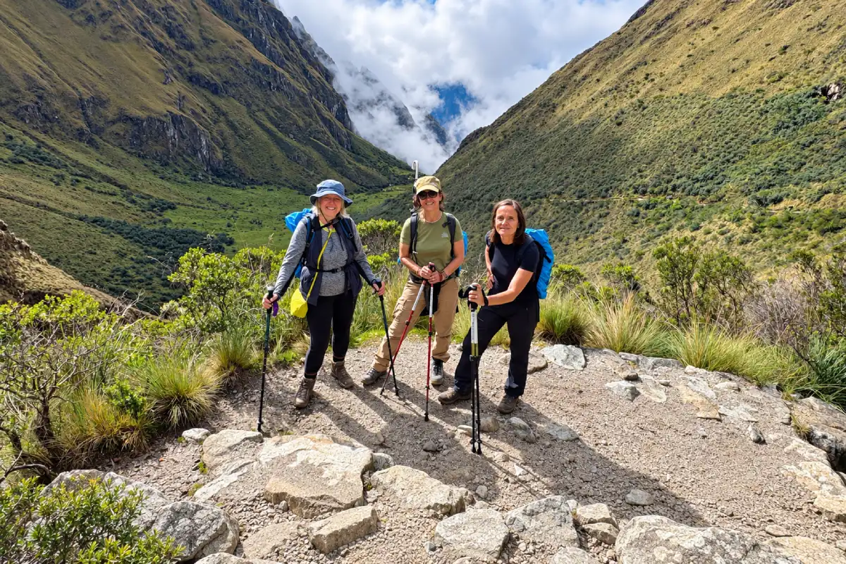 Senderistas con bastones | TreXperience