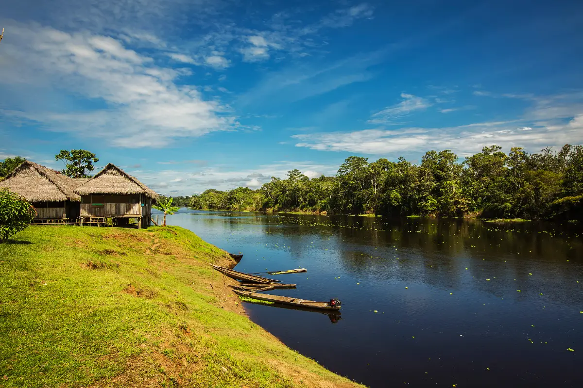 Cabañas y canoas a orillas del río en Tambopata | TreXperience