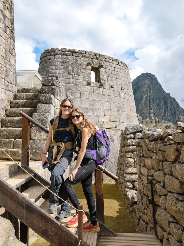 Explorando el Templo del Sol Turista en la Ruta 3B de Machu Picchu explorando el Templo del Sol | TreXperience