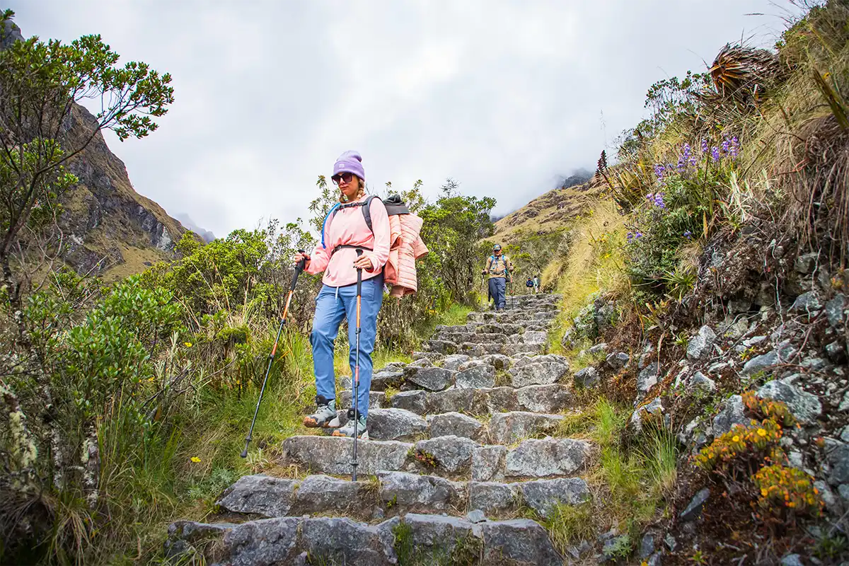como usar bastones trekking decensos | TreXperience