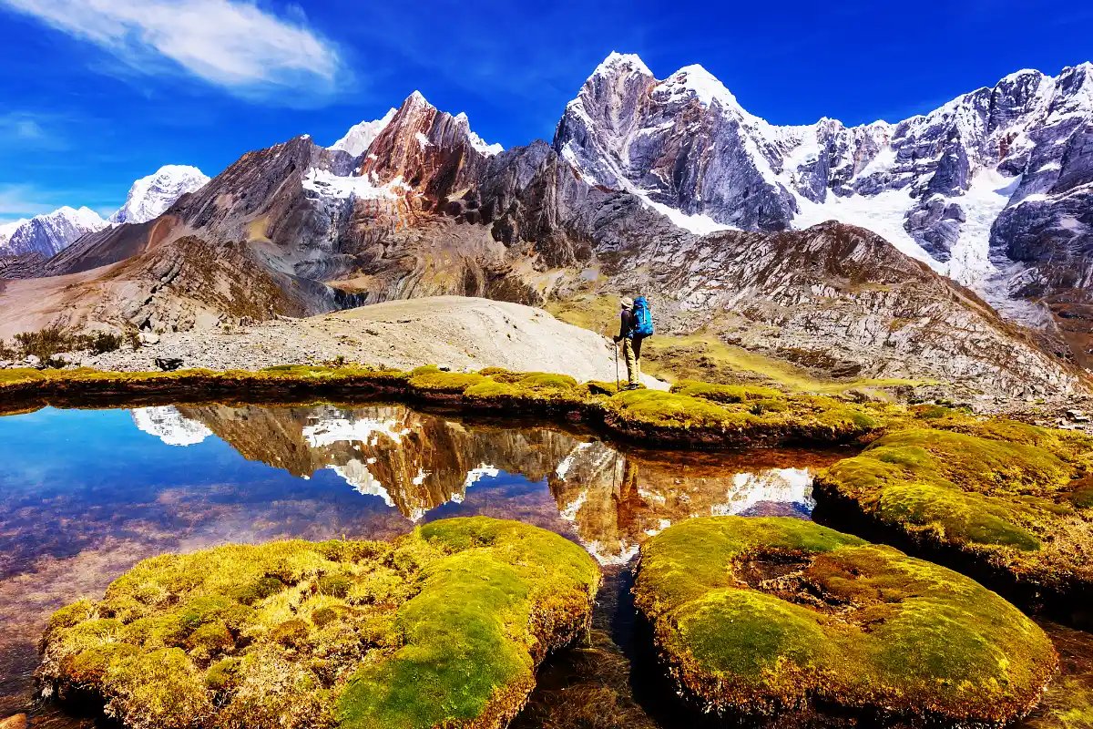 Caminante junto a una laguna de los Andes