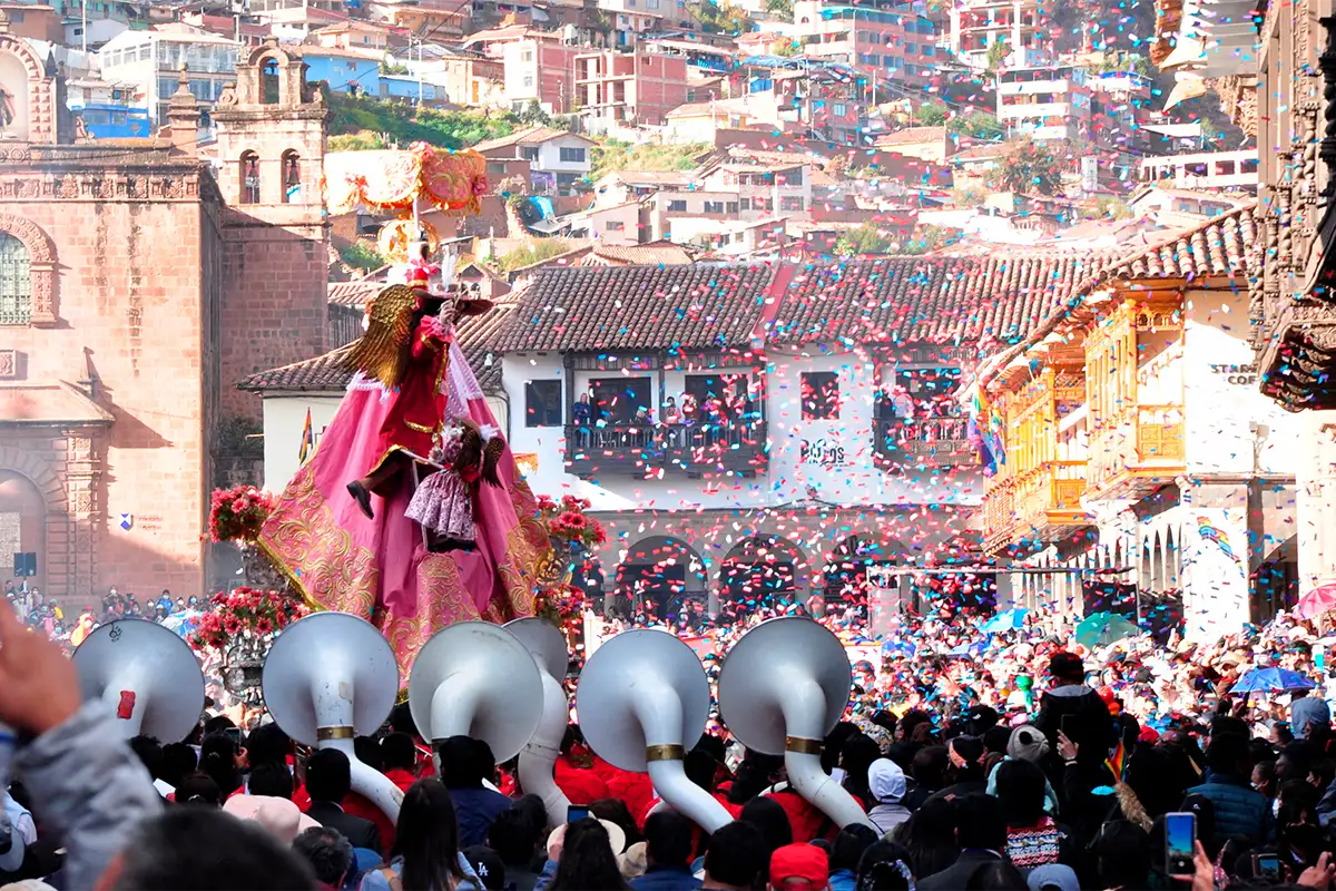 Procesión central del Corpus Christi en Cusco | TreXperience