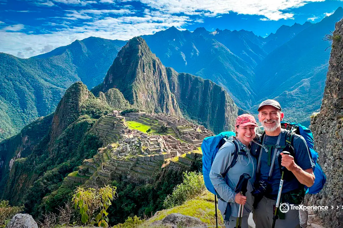 Couple posing with Machu Picchu in the background | TreXperience