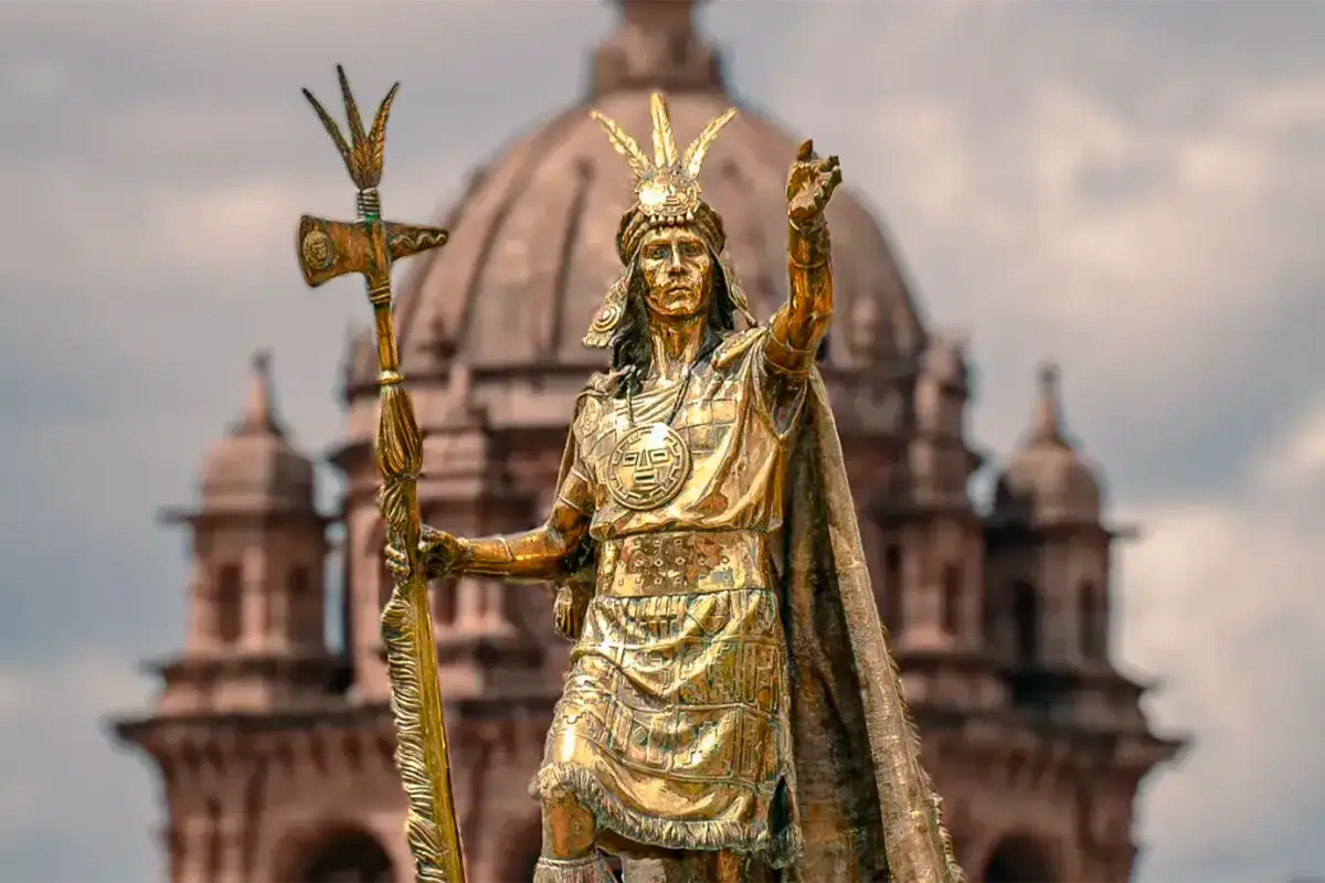 Inca Statue in Cusco’s Plaza de Armas | TreXperience Inca statue in Cusco’s Plaza de Armas | TreXperience