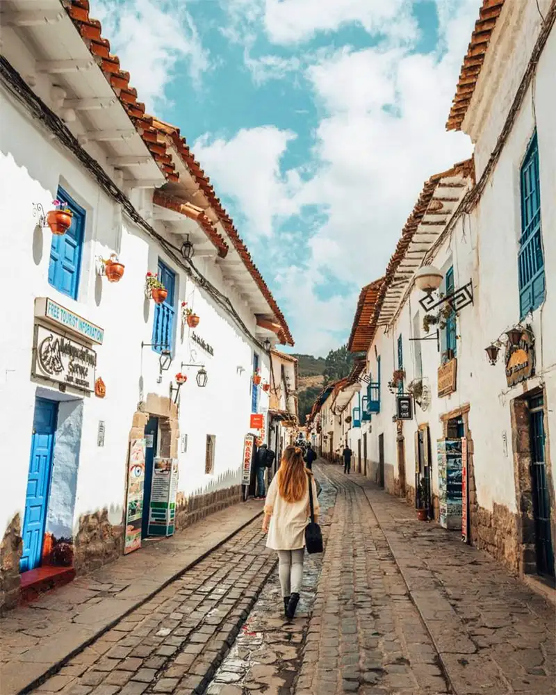 Women taking a walk by a San Blas street | TreXperience Women taking a walk by a San Blas street | TreXperience